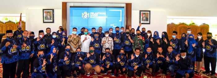 BAHAGIA BERSAMA: Keluarga besar Kadin Banyuwangi, Kadin Jatim dan Bupati Abdullah Azwar Anas foto bersama usai pelantikan Kamis (26/11) di Pendapa Sabha Swagata Blambangan BAHAGIA BERSAMA: Keluarga besar Kadin Banyuwangi, Kadin Jatim dan Bupati Abdullah Azwar Anas foto bersama usai pelantikan Kamis (26/11) di Pendapa Sabha Swagata Blambangan
