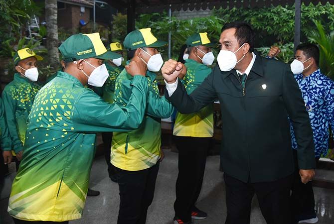 Perwakilan Pengurus PASI Jawa Timur serta perwakilan dari KONI Banyuwangi memberikan selamat kepada pengurus PASI Banyuwangi Perwakilan Pengurus PASI Jawa Timur serta perwakilan dari KONI Banyuwangi memberikan selamat kepada pengurus PASI Banyuwangi