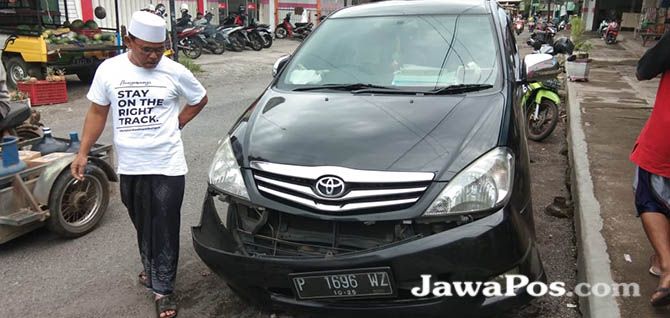RINGSEK: Nurhadi Ashari memeriksa mobilnya yang rusak setelah ditabrak mobil Toyota Rush saat parkir di depan Pasar Purwoharjo, Desa/Kecamatan Purwoharjo, kemarin (7/1). RINGSEK: Nurhadi Ashari memeriksa mobilnya yang rusak setelah ditabrak mobil Toyota Rush saat parkir di depan Pasar Purwoharjo, Desa/Kecamatan Purwoharjo, kemarin (7/1).