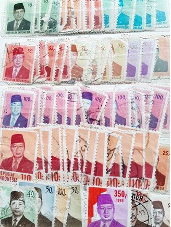 TERBANYAK: Setumpuk koleksi bermacam jenis prangko seri Presiden Soeharto yang populer di era 1980-an. TERBANYAK: Setumpuk koleksi bermacam jenis prangko seri Presiden Soeharto yang populer di era 1980-an.