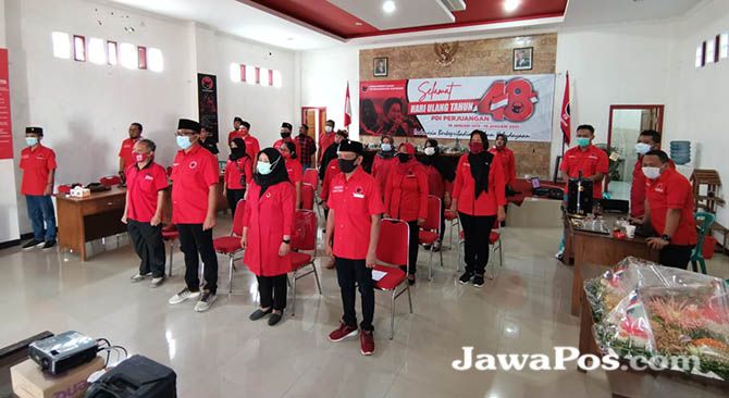 ULANG TAHUN: Jajaran pengurus DPC PDIP Banyuwangi menggelar upacara sebelum menggelar peringatan HUT ke-48 partai besutan Megawati Sukarno Putri tersebut kemarin (10/1). ULANG TAHUN: Jajaran pengurus DPC PDIP Banyuwangi menggelar upacara sebelum menggelar peringatan HUT ke-48 partai besutan Megawati Sukarno Putri tersebut kemarin (10/1).