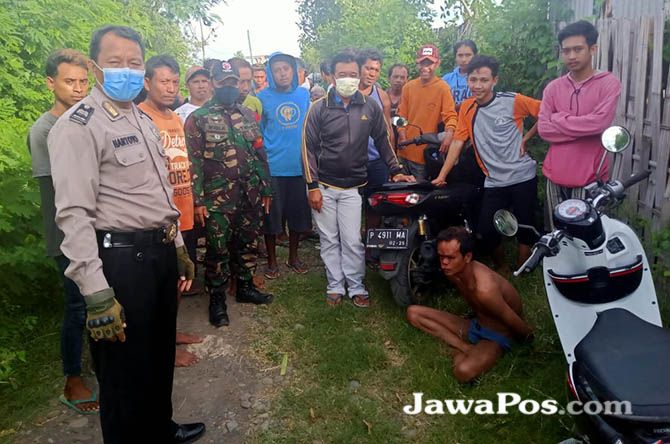 BABAK BELUR: Polisi dan Babinsa mengamankan Firman Efendi, pelaku curanmor yang tertangkap di Dusun Blibis, Desa Patoman kemarin. BABAK BELUR: Polisi dan Babinsa mengamankan Firman Efendi, pelaku curanmor yang tertangkap di Dusun Blibis, Desa Patoman kemarin.