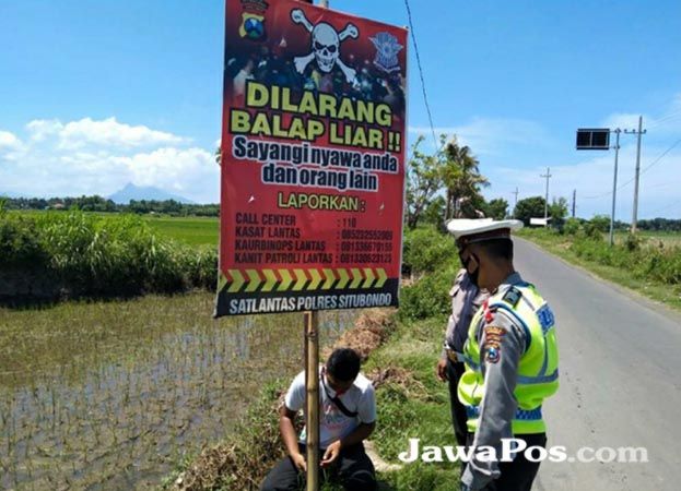 UPAYA ANTISIPASI: Polisi memasang banner larangan balapan liar di titik yang sering digunakan sebagai tempat balapan UPAYA ANTISIPASI: Polisi memasang banner larangan balapan liar di titik yang sering digunakan sebagai tempat balapan