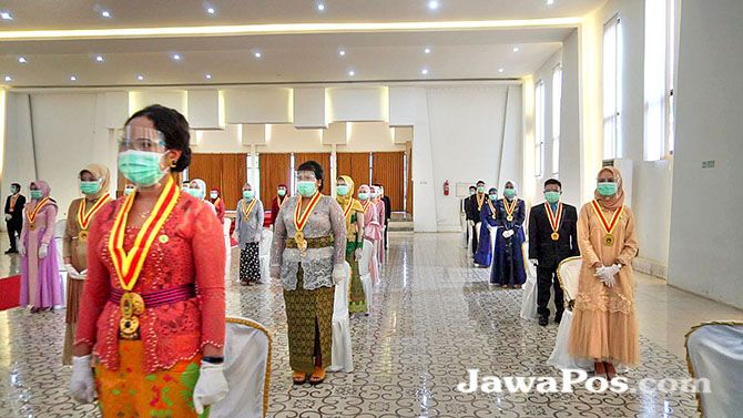 PATUHI PROTOKOL KESEHATAN: Mahasiswa Profesi Ners mengikuti Pelantikan dan Pengambilan Sumpah lengkap dengan menggunakan masker dan faceshield serta tetap menjaga jarak di Auditorium GBK Kamis (21/1) PATUHI PROTOKOL KESEHATAN: Mahasiswa Profesi Ners mengikuti Pelantikan dan Pengambilan Sumpah lengkap dengan menggunakan masker dan faceshield serta tetap menjaga jarak di Auditorium GBK Kamis (21/1)