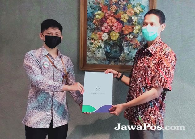 SALING BANTU: Staf Komunikasi Publik dan Hukum BPJS Kesehatan Cabang Banyuwangi Dea Damara dan General Manager JP-RaBa Bayu Saksono (kiri) usai menandatangani nota kesepahaman publikasi. SALING BANTU: Staf Komunikasi Publik dan Hukum BPJS Kesehatan Cabang Banyuwangi Dea Damara dan General Manager JP-RaBa Bayu Saksono (kiri) usai menandatangani nota kesepahaman publikasi.