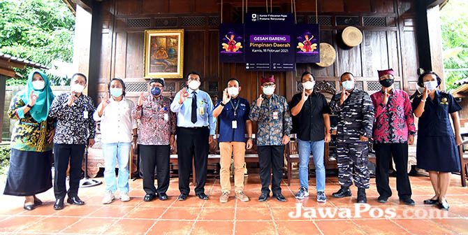 KOMPAK: KPP Pratama Banyuwangi bersama Plh Bupati Mujiono dan para undangan berfoto bersama usai gesah peluang dan tantangan perpajakan Tahun 2021. KOMPAK: KPP Pratama Banyuwangi bersama Plh Bupati Mujiono dan para undangan berfoto bersama usai gesah peluang dan tantangan perpajakan Tahun 2021.
