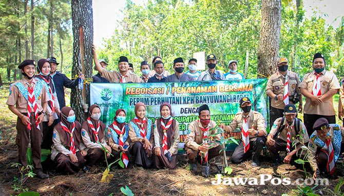 CINTA ALAM: Satuan Komunitas Ma'arif (Sakoma) bersama Perum Perhutani KPH Banyuwangi Barat melakukan penanaman bersama bibit pohon di sekitar areal bumi perkemahan Nawa Lintang, kemarin (21/2) CINTA ALAM: Satuan Komunitas Ma'arif (Sakoma) bersama Perum Perhutani KPH Banyuwangi Barat melakukan penanaman bersama bibit pohon di sekitar areal bumi perkemahan Nawa Lintang, kemarin (21/2)