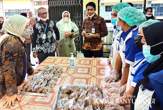BERSELERA: Menaker RI Ida Fauziah (kiri) didampingi Kepala BLK Banyuwangi Rusman (dua dari kiri) dan Wakil Ketua Komisi IX DPR RI Nihayatul Wafiroh melihat cara pembuatan roti cokelat beraroma kopi. BERSELERA: Menaker RI Ida Fauziah (kiri) didampingi Kepala BLK Banyuwangi Rusman (dua dari kiri) dan Wakil Ketua Komisi IX DPR RI Nihayatul Wafiroh melihat cara pembuatan roti cokelat beraroma kopi.