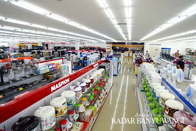 BERKUALITAS: Aneka barang elektronik tersedia lengkap di lantai dua Bares Rogojampi. BERKUALITAS: Aneka barang elektronik tersedia lengkap di lantai dua Bares Rogojampi.