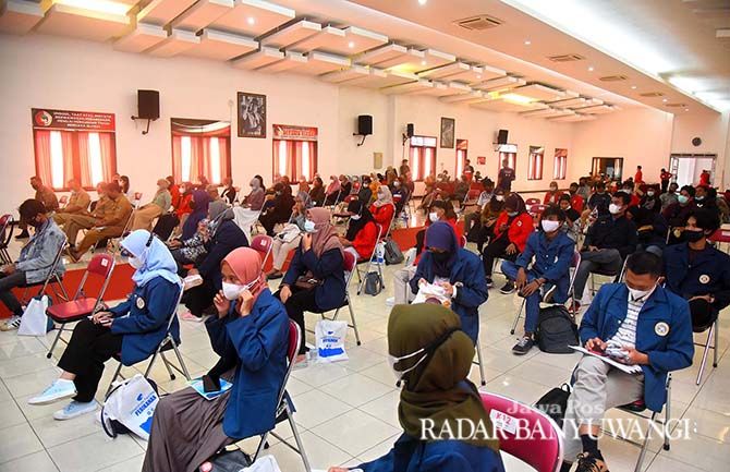 TERAPKAN PROKES: Puluhan peserta lintas elemen menyimak paparan pembicara dalam acara simposium nasional. TERAPKAN PROKES: Puluhan peserta lintas elemen menyimak paparan pembicara dalam acara simposium nasional.