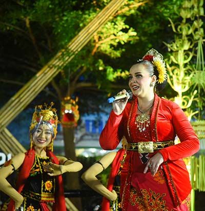UNJUK KEBOLEHAN: Sinden asal Hongaria Agnes Serfozo saat unjuk kemampuan menyinden UNJUK KEBOLEHAN: Sinden asal Hongaria Agnes Serfozo saat unjuk kemampuan menyinden