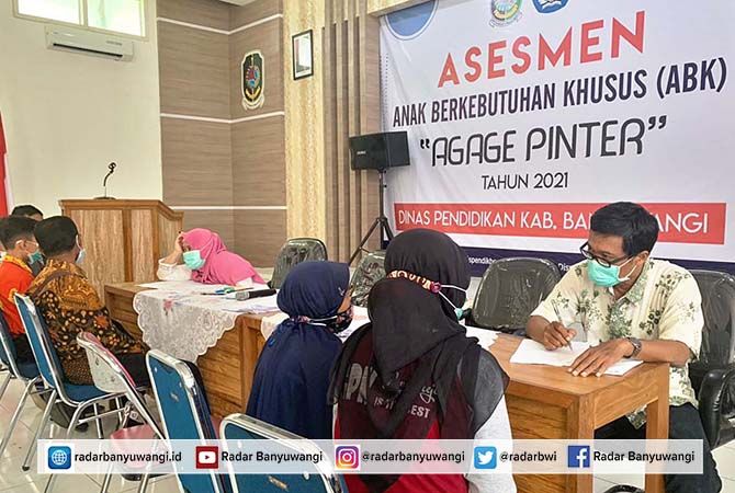 PENDAMPINGAN: Rangkaian kegiatan Agage Pinter diawali dengan asesmen untuk 100 ABK yang berada di kelas 6. Asesmen dilaksanakan tanggal 27–28 Maret 2021 di Aula Dispendik. PENDAMPINGAN: Rangkaian kegiatan Agage Pinter diawali dengan asesmen untuk 100 ABK yang berada di kelas 6. Asesmen dilaksanakan tanggal 27–28 Maret 2021 di Aula Dispendik.