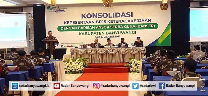 LEBIH MAJU: Ketua STAIDU Zainal Aris Masruchi memaparkan mekanisme pendaftaran jalur beasiswa dihadapan anggota Ansor dan Banser di Ballroom, Hotel New Surya, Jajag, Kecamatan Gambiran. LEBIH MAJU: Ketua STAIDU Zainal Aris Masruchi memaparkan mekanisme pendaftaran jalur beasiswa dihadapan anggota Ansor dan Banser di Ballroom, Hotel New Surya, Jajag, Kecamatan Gambiran.