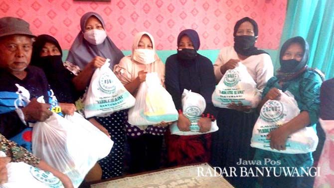 PEDULI SESAMA: RSNU Mangir, Kecamatan Rogojampi menyerahkan bantuan paket sembako untuk fakir dan miskin. PEDULI SESAMA: RSNU Mangir, Kecamatan Rogojampi menyerahkan bantuan paket sembako untuk fakir dan miskin.