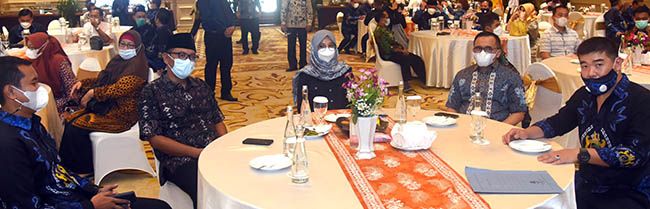 DIHADIRI PARA MITRA: Acara silaturahmi dan audiensi Kadin juga dihadiri Abdullah Azwar Anas, Ketua DPRD Made Cahyana Negara, Ketua Hipmi Dede Abdul Ghany, SKPD, serta BUMN. DIHADIRI PARA MITRA: Acara silaturahmi dan audiensi Kadin juga dihadiri Abdullah Azwar Anas, Ketua DPRD Made Cahyana Negara, Ketua Hipmi Dede Abdul Ghany, SKPD, serta BUMN.