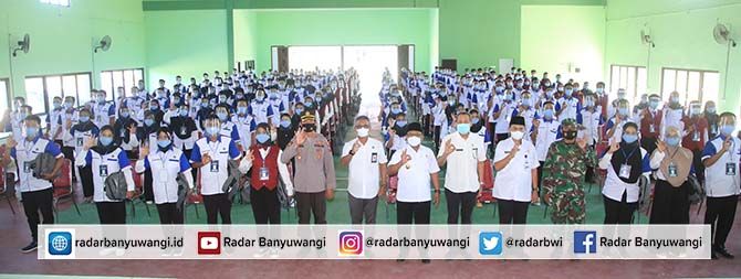 SEMANGAT BANYUWANGI: Wabup Banyuwangi H Sugirah (tengah) didampingi Kepala BLK Banyuwangi Rusman, Kapolsek Muncar Kompol Muhammad Zainuri, dan Kepala Disnakertran Banyuwangi Syaiful Alam Sudrajat. SEMANGAT BANYUWANGI: Wabup Banyuwangi H Sugirah (tengah) didampingi Kepala BLK Banyuwangi Rusman, Kapolsek Muncar Kompol Muhammad Zainuri, dan Kepala Disnakertran Banyuwangi Syaiful Alam Sudrajat.