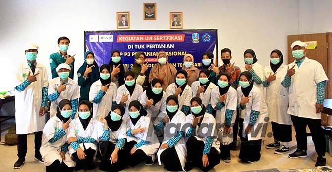 PROFESIONAL: Asesor LSP Pertanian Nasional bersama dewan guru dan siswa SMK Negeri 2 Mabadi’ul Ihsan Tegalsari usai ujian sertifikasi pada Rabu (9/6) PROFESIONAL: Asesor LSP Pertanian Nasional bersama dewan guru dan siswa SMK Negeri 2 Mabadi’ul Ihsan Tegalsari usai ujian sertifikasi pada Rabu (9/6)