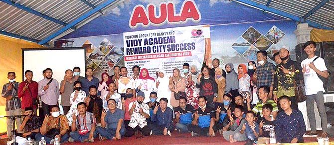SEMANGAT: Anggota Vidy Coin foto bareng dengan Ketua Kadin Kerakyatan Banyuwangi H. Eko Susilo Nurhidayat, penasehat Kadin Kerakyatan Banyuwangi H. Barata di acara seminar Vidy Coin Tops Banyuwangi. SEMANGAT: Anggota Vidy Coin foto bareng dengan Ketua Kadin Kerakyatan Banyuwangi H. Eko Susilo Nurhidayat, penasehat Kadin Kerakyatan Banyuwangi H. Barata di acara seminar Vidy Coin Tops Banyuwangi.