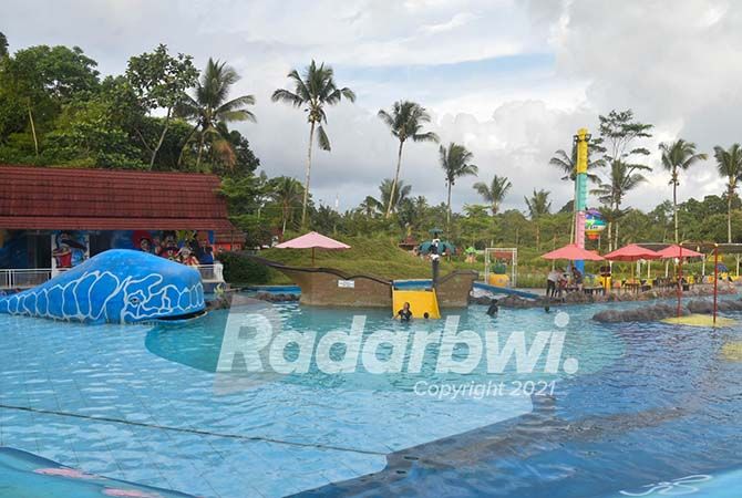 BUTUH PENGAWASAN KETAT: Kolam renang anak di Akbar Zoo di Desa Paspan, Kecamatan Glagah nyaris merenggut nyawa kemarin. Seorang bocah berusia 2,5 tahun tenggelam saat ditinggal salat Duhur oleh ibunya BUTUH PENGAWASAN KETAT: Kolam renang anak di Akbar Zoo di Desa Paspan, Kecamatan Glagah nyaris merenggut nyawa kemarin. Seorang bocah berusia 2,5 tahun tenggelam saat ditinggal salat Duhur oleh ibunya