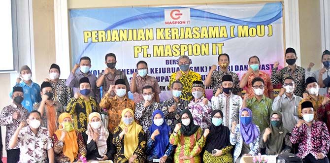 KOMPAK: Direktur PT. Maspion IT, Ir. Okky Tri Hutomo, M.IT (lima dari kiri atas) didampingi ketua MKKS SMK H. Paidi, ST, MT (enam dari kiri atas) beserta para kepala sekolah SMK usai pendatanganan MoU KOMPAK: Direktur PT. Maspion IT, Ir. Okky Tri Hutomo, M.IT (lima dari kiri atas) didampingi ketua MKKS SMK H. Paidi, ST, MT (enam dari kiri atas) beserta para kepala sekolah SMK usai pendatanganan MoU