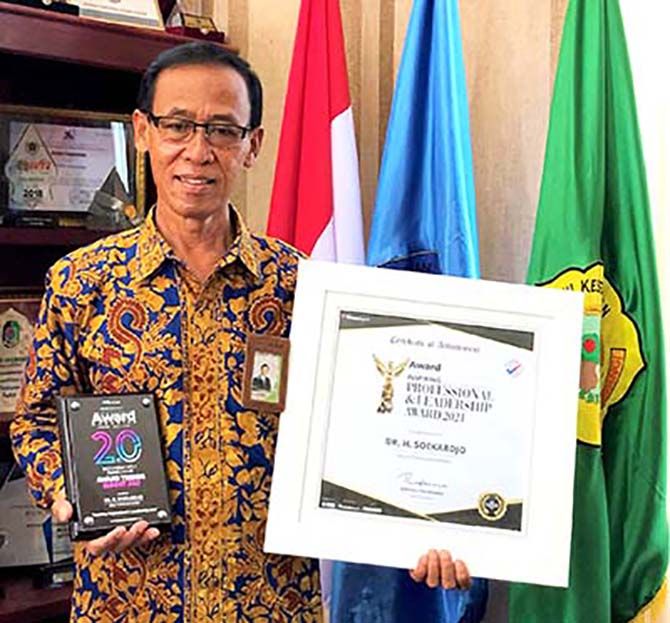 SENYUM BAHAGIA: Ketua Stikes Banyuwangi, Dr. H. Soekardjo mengangkat sertifikat dan fandel penghargaan sebagai “Profesional & Leadership Award 2021” dari Indonesia Award Magazine. SENYUM BAHAGIA: Ketua Stikes Banyuwangi, Dr. H. Soekardjo mengangkat sertifikat dan fandel penghargaan sebagai “Profesional & Leadership Award 2021” dari Indonesia Award Magazine.
