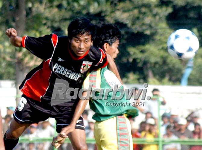 TRENGGINAS: Edi Prianggawan saat membela Persewangi tahun 2004 silam. TRENGGINAS: Edi Prianggawan saat membela Persewangi tahun 2004 silam.