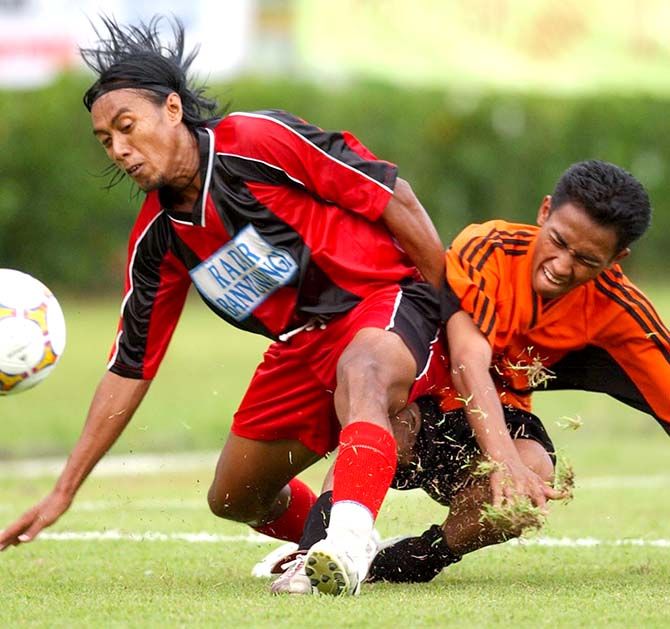 KENANGAN: Kasubhan saat membela Persewangi di stadion Tambaksari Surabaya. KENANGAN: Kasubhan saat membela Persewangi di stadion Tambaksari Surabaya.