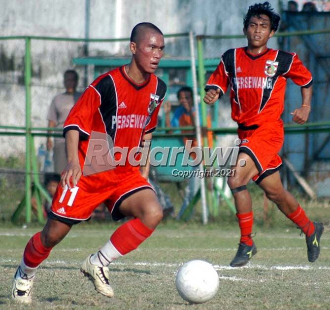 MUDA: Rony beraksi saat membela Persewangi di Stadion Diponegoro tahun 2003 silam. MUDA: Rony beraksi saat membela Persewangi di Stadion Diponegoro tahun 2003 silam.