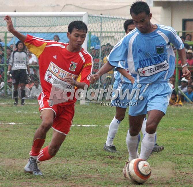Ruli Novianto (kiri) menjadi striker andalan Persewangi di awal 2000-an. Ruli Novianto (kiri) menjadi striker andalan Persewangi di awal 2000-an.
