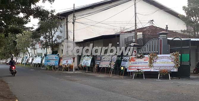 TURUT BERBELA SUNGKAWA: Puluhan karangan bunga duka cita terpampang di depan rumah almarhum Haji Achmad Khusyairi Ridwan di Desa Watukebu, Kecamatan Blimbingsari, kemarin. TURUT BERBELA SUNGKAWA: Puluhan karangan bunga duka cita terpampang di depan rumah almarhum Haji Achmad Khusyairi Ridwan di Desa Watukebu, Kecamatan Blimbingsari, kemarin.