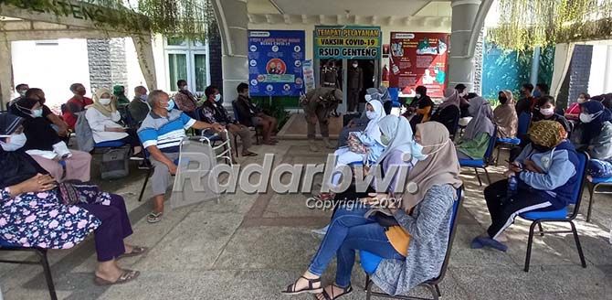 RELA ANTRE: Warga antre untuk vaksinasi di RSUD Genteng kemarin (13/7) RELA ANTRE: Warga antre untuk vaksinasi di RSUD Genteng kemarin (13/7)
