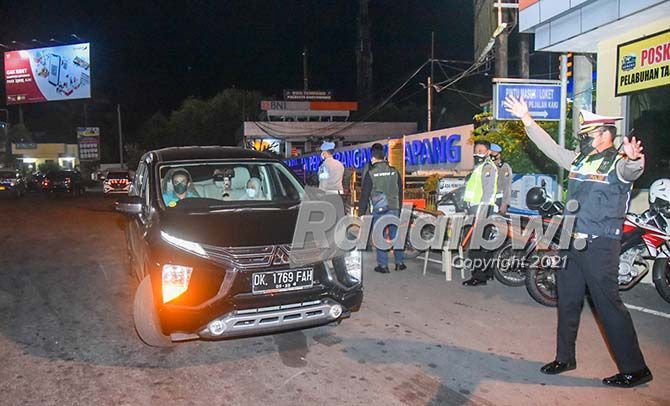 DILARANG MASUK PELABUHAN: Aparat kepolisian meminta pengendara mobil yang hendak masuk pelabuhan ASDP Ketapang untuk putar balik. DILARANG MASUK PELABUHAN: Aparat kepolisian meminta pengendara mobil yang hendak masuk pelabuhan ASDP Ketapang untuk putar balik.