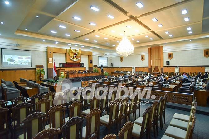 PARIPURNA VIRTUAL: Sebagian anggota DPRD hadir dalam rapat paripurna dengan agenda mendengarkan jawaban Bupati Ipuk Fiestiandani terkait polemik tapal batas Ijen, kemarin. PARIPURNA VIRTUAL: Sebagian anggota DPRD hadir dalam rapat paripurna dengan agenda mendengarkan jawaban Bupati Ipuk Fiestiandani terkait polemik tapal batas Ijen, kemarin.