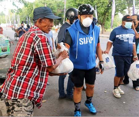 TETAP PROKES: dokter Agung Mulyono saat memberikan paket makanan ke pedagang, tukang becak, warga yang kebetulan melintas di Tamnan Blambangan Jumat, kemarin (30/7). TETAP PROKES: dokter Agung Mulyono saat memberikan paket makanan ke pedagang, tukang becak, warga yang kebetulan melintas di Tamnan Blambangan Jumat, kemarin (30/7).