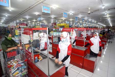 BERJAJAR : Pegawai Roxy Square kompak mengenakan seragam merah putih BERJAJAR : Pegawai Roxy Square kompak mengenakan seragam merah putih