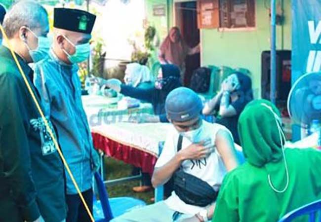 MENYATU: Ketua DPC PKB Banyuwangi, KH. Abdul Malik Syafaat (kiri) dengan warga yang akan vaksinasi. MENYATU: Ketua DPC PKB Banyuwangi, KH. Abdul Malik Syafaat (kiri) dengan warga yang akan vaksinasi.