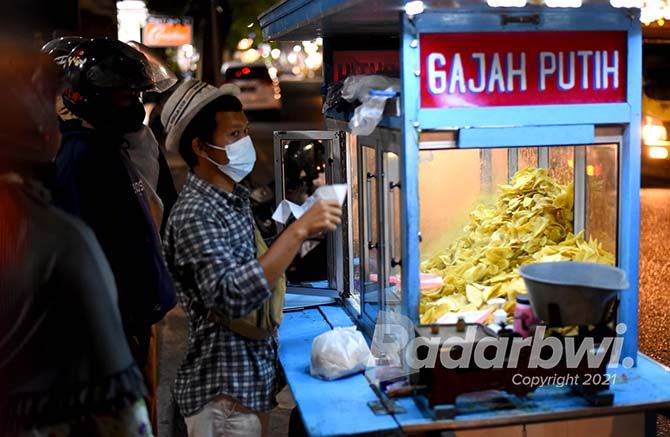 LARIS MANIS: Kripik singkok, kripik pisang, kripik sukun, dan kripik ubi jalan dijual di rombong-rombong pinggir jalan. LARIS MANIS: Kripik singkok, kripik pisang, kripik sukun, dan kripik ubi jalan dijual di rombong-rombong pinggir jalan.