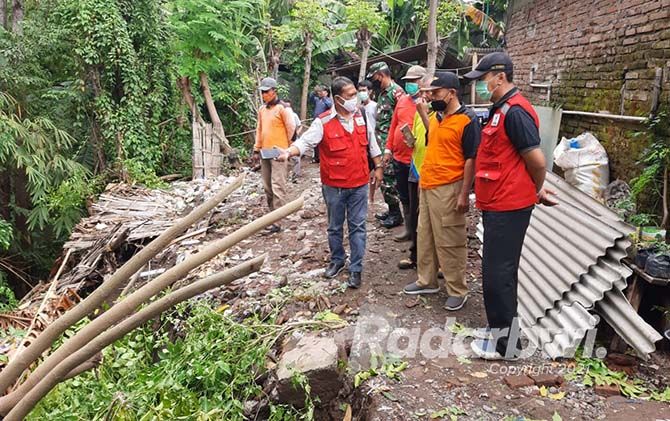 BERANTAKAN: Dapur rumah milik salah satu korban di Dusun Langsep, Desa Jetis, Kecamatan Besuki tertimbun material lonsor. BERANTAKAN: Dapur rumah milik salah satu korban di Dusun Langsep, Desa Jetis, Kecamatan Besuki tertimbun material lonsor.