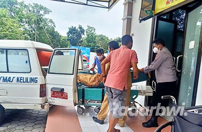 TRAGIS: Jenazah Shaleh saat dibawa ke Puskesmas Benculuk, Kecamatan Cluring kemarin (13/9) TRAGIS: Jenazah Shaleh saat dibawa ke Puskesmas Benculuk, Kecamatan Cluring kemarin (13/9)