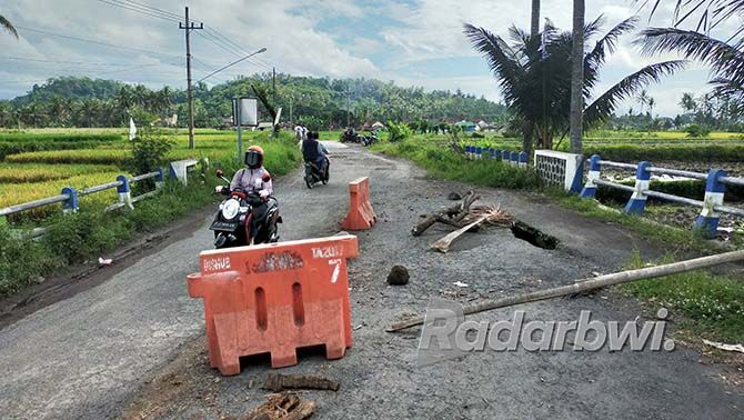 Keluh Kesah Warga yang Jalannya Rusak Dilewati Truk Pengangkut Pasir Keluh Kesah Warga yang Jalannya Rusak Dilewati Truk Pengangkut Pasir