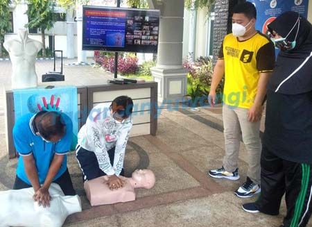 Ajak Warga Senam Bersama, Beri Pelatihan Deteksi Jantung Ajak Warga Senam Bersama, Beri Pelatihan Deteksi Jantung