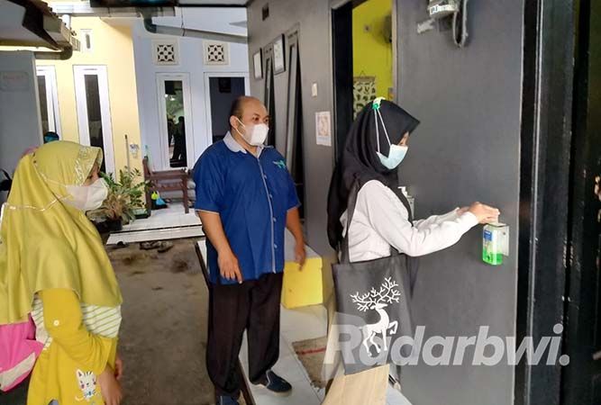 Sukses Antarkan Anak Desa Dapat Beasiswa hingga ke Mancanegara Sukses Antarkan Anak Desa Dapat Beasiswa hingga ke Mancanegara