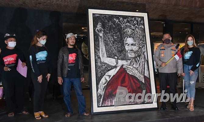 Lukisan Bergambar Bupati Ipuk Laku Rp 16,5 Juta Lukisan Bergambar Bupati Ipuk Laku Rp 16,5 Juta