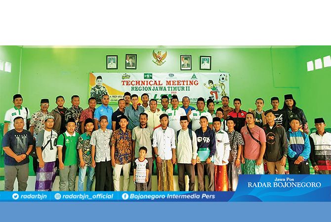 SUKSESKAN LSN 2019: Para peserta pose bersama panpel Liga Santri Nusantara Regional Jatim II Tuban Bumi Wali usai technical meeting di kantor PCNU Tuban, Jalan Diponegoro. SUKSESKAN LSN 2019: Para peserta pose bersama panpel Liga Santri Nusantara Regional Jatim II Tuban Bumi Wali usai technical meeting di kantor PCNU Tuban, Jalan Diponegoro.