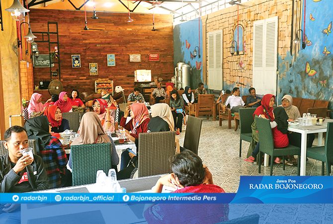 Grand Opening D’Mantan Café n’ Resto penuh dengan pengunjung. Grand Opening D’Mantan Café n’ Resto penuh dengan pengunjung.