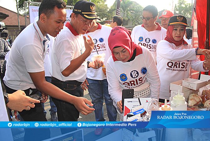 JADI MUDAH, CEPAT, DAN EFISIEN:Makhduma Fadeli, mencoba transaksi menggunakan Jatim Code Qiris Bank Jatim saat melakukan pembayaran pada saat pembelian produk di salah satu stand. JADI MUDAH, CEPAT, DAN EFISIEN:Makhduma Fadeli, mencoba transaksi menggunakan Jatim Code Qiris Bank Jatim saat melakukan pembayaran pada saat pembelian produk di salah satu stand.