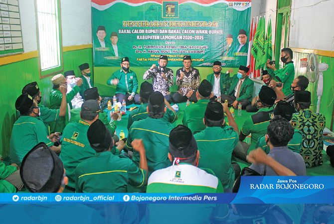SATU SUARA: Pasangan Yuhronur Efendi dan Abdul Rouf mengajak kader PPP menyerukan kalimat takbir usai menerima rekom dari PPP. SATU SUARA: Pasangan Yuhronur Efendi dan Abdul Rouf mengajak kader PPP menyerukan kalimat takbir usai menerima rekom dari PPP.