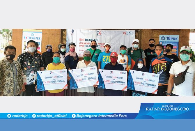 PEDULI: Pembagian paket sembako dan masker di Desa Prunggahan Kulon Kecamatan Semanding dalam rangka peringatan ulang tahun ke-74 BNI PEDULI: Pembagian paket sembako dan masker di Desa Prunggahan Kulon Kecamatan Semanding dalam rangka peringatan ulang tahun ke-74 BNI