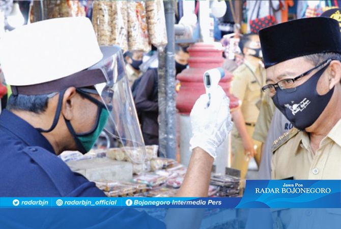 NORMAL: Bupati Fathul Huda mengikuti prosedur pemeriksaan suhu tubuh sebelum masuk kompleks makam Sunan Bonang. NORMAL: Bupati Fathul Huda mengikuti prosedur pemeriksaan suhu tubuh sebelum masuk kompleks makam Sunan Bonang.