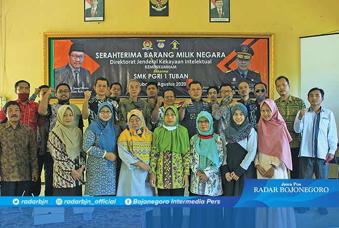 Sucipto bersama keluarga besar SMK 1 PGRI Tuban. Sucipto bersama keluarga besar SMK 1 PGRI Tuban.